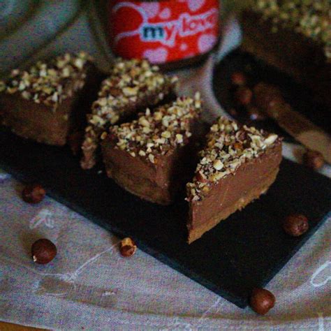 Hotový nepečený cheesecake s Nutellou a orechami