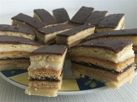 Vrstvenie medových rezov s plnkou a džemom