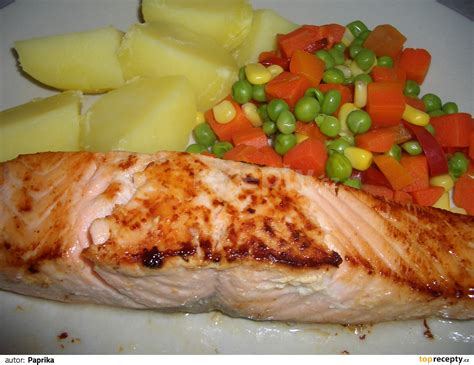 Čerstvý lososový filet pripravený na pečenie
