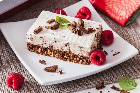 Nepečené stracciatella rezy na tanieri