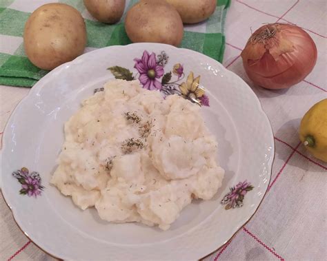 Zemiaky na tanieri pripravené na varenie