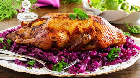 Pečená kačka s červenou kapustou a lokšami