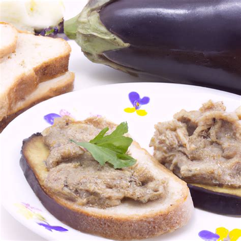 Hotová baklažánová nátierka podávaná s pečivom a zeleninou