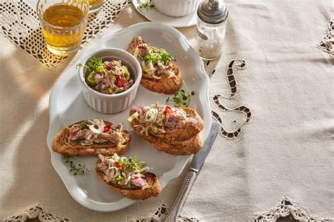 Rillettes s čerstvým chlebom a bylinkami