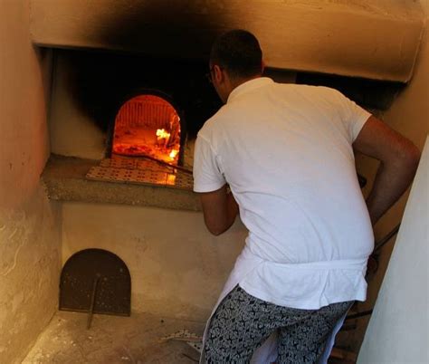 Upečená pizza v peci