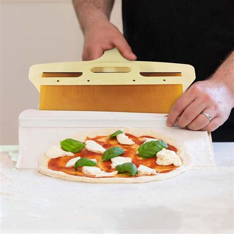 Ručné rozťahovanie cesta na pizzu