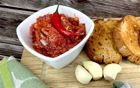 čili-bylinková salsa v miske
