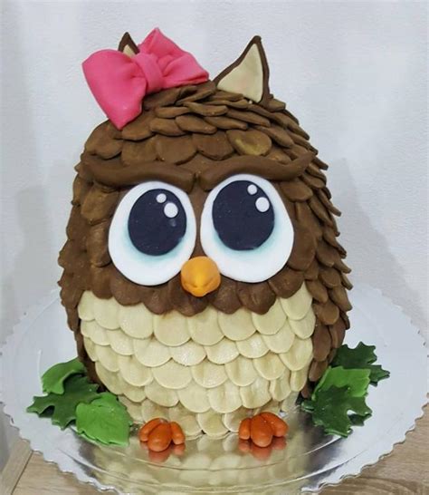 Hotová sovička torta s detailmi z fondánu