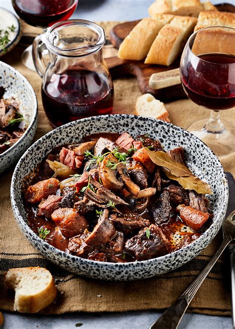 Koláž typických francúzskych jedál ako Boeuf Bourguignon, Ratatouille a Quiche Lorraine