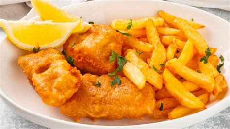 Fotografia taniera s fish and chips, hráškom a omáčkou