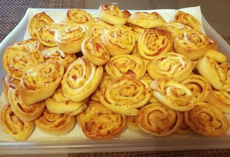 Záber na čerstvo upečené, dozlatista sfarbené slané slimáky