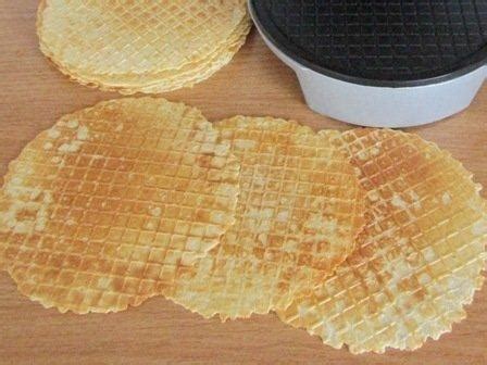 Slané bryndzové oplatky na drevenom stole