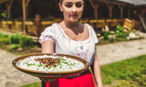 Generácie spoločne varia v kuchyni, s dôrazom na tradičné slovenské jedlá