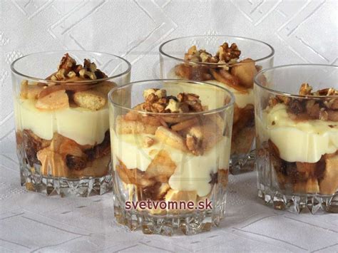 Svieži jablkový pohár s piškótami a šľahačkou
