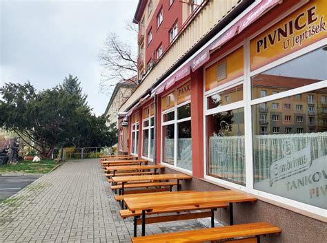 Ilustrácia pivnice s debničkami jabĺk