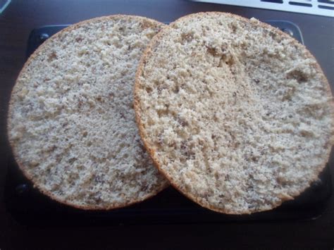 Vychladnutý orechový korpus rozrezaný na tri časti