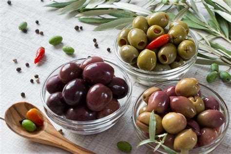 Základné ingrediencie pre tapenádu: olivy, kapary, cesnak, olivový olej