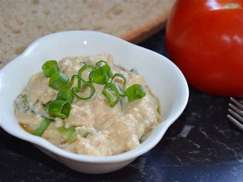 tuniaková nátierka s tofu na čerstvom pečive so zeleninou