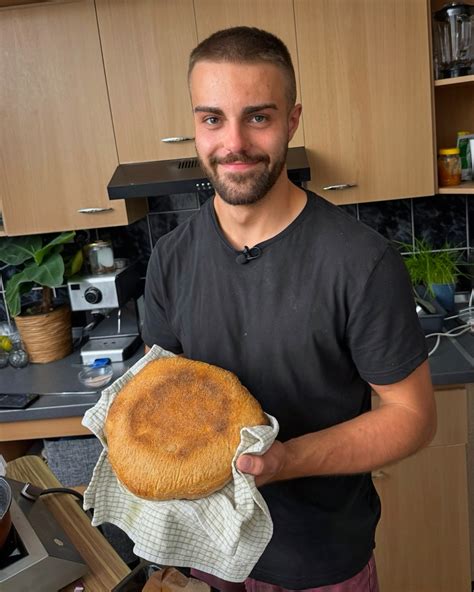 Pekár v práci s čerstvým kváskovým chlebom