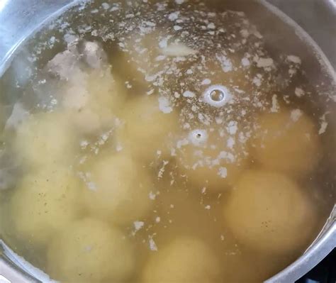 Varenie marhuľových guľôčok vo veľkom hrnci