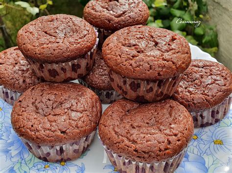 Hotové kakaové tvarohové muffiny s čučoriedkami