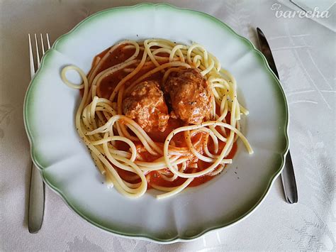 Kuracie guľky v paradajkovej omáčke pripravené na tanieri