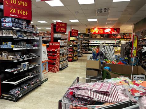 Fotografia plného košíka potravín v chorvátskom supermarkete