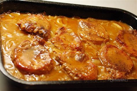 servírovanie bravčovej pečene na cibuli