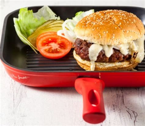 Moderný burger s kreatívnou oblohou