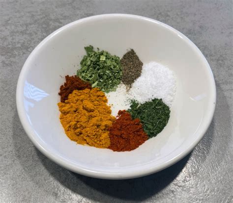 Obrázok rôznych ingrediencií na marinádu a suchú zmes korenia