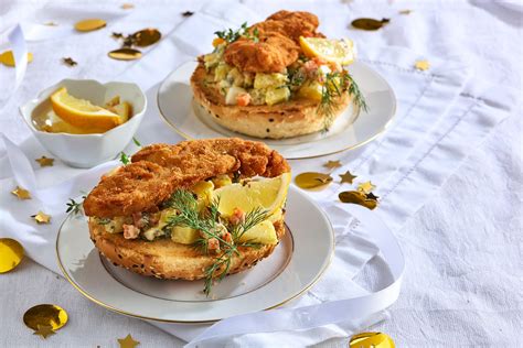 Servírovaný tanier s kuracími rezňami a prílohou