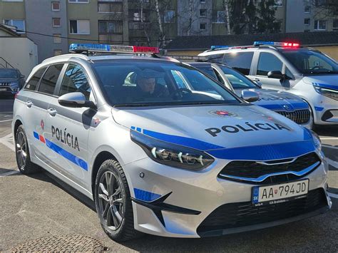 Policajné auto a dom, kde sa stala tragédia