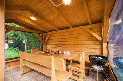 Interiér fínskej grillkoty s centrálnym grilom a sedením