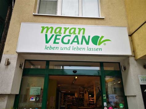 Pohľad do vegánskeho supermarketu Maran Vegan s pestrou ponukou