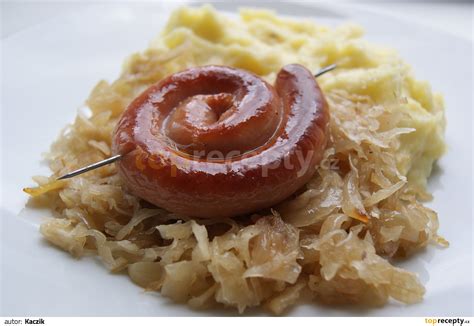 Zlatistá pečená jaternica na tanieri s oblohou