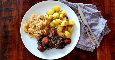 Servírovaná jaternica s kyslou kapustou a zemiakmi