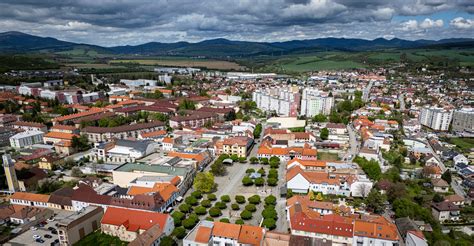 pohľad na centrum mesta Dolný Kubín s reštauráciami