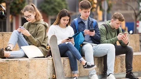 Ľudia používajúci smartfóny v rôznych situáciách