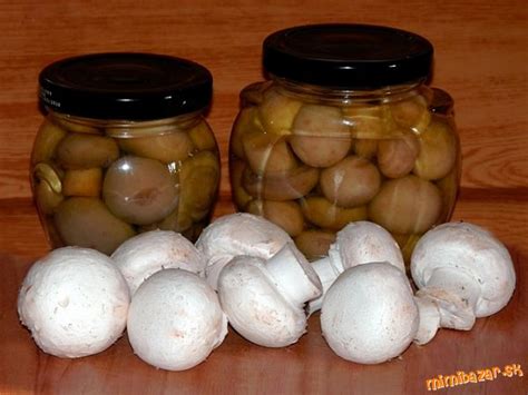 čerstvo naložené šampiňóny v pohároch