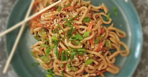 hotové jedlo udon rezance s tofu a čerstvou zeleninou