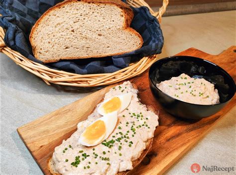 Nátierka z bôčika na chlebe s cibuľou