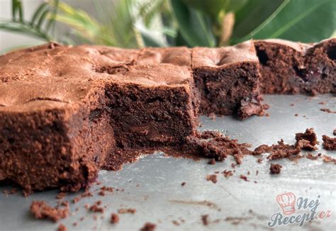 Detailný pohľad na čerstvo upečené šťavnaté brownies s mrkvou a jablkom