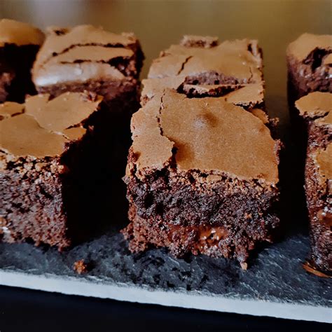 Suroviny potrebné na prípravu brownies usporiadané na kuchynskej doske