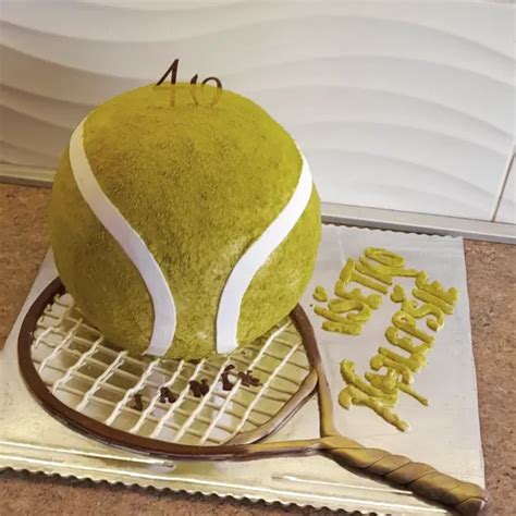 inšpiratívna koláž tenisových tort (loptička, raketa, kurt)