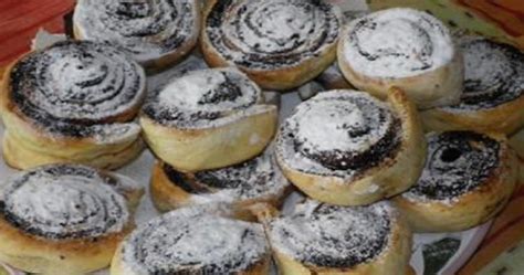 Hotové pudingové slimáky posypané práškovým cukrom