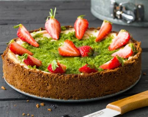Hotový cheesecake s jahodami