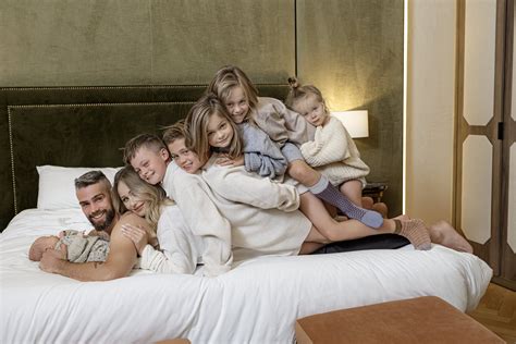 Rodina pečie tortu spolu