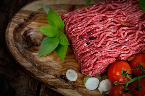 čerstvé mleté mäso pripravené na varenie