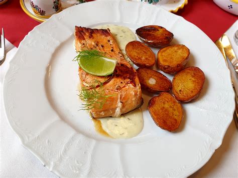 Foto: Lososový steak na panvici s bylinkami