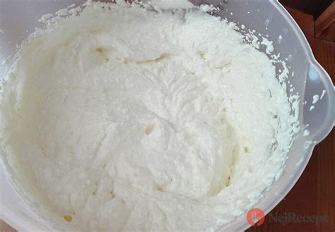 Detailný pohľad na nadýchaný domáci tvarohový krém